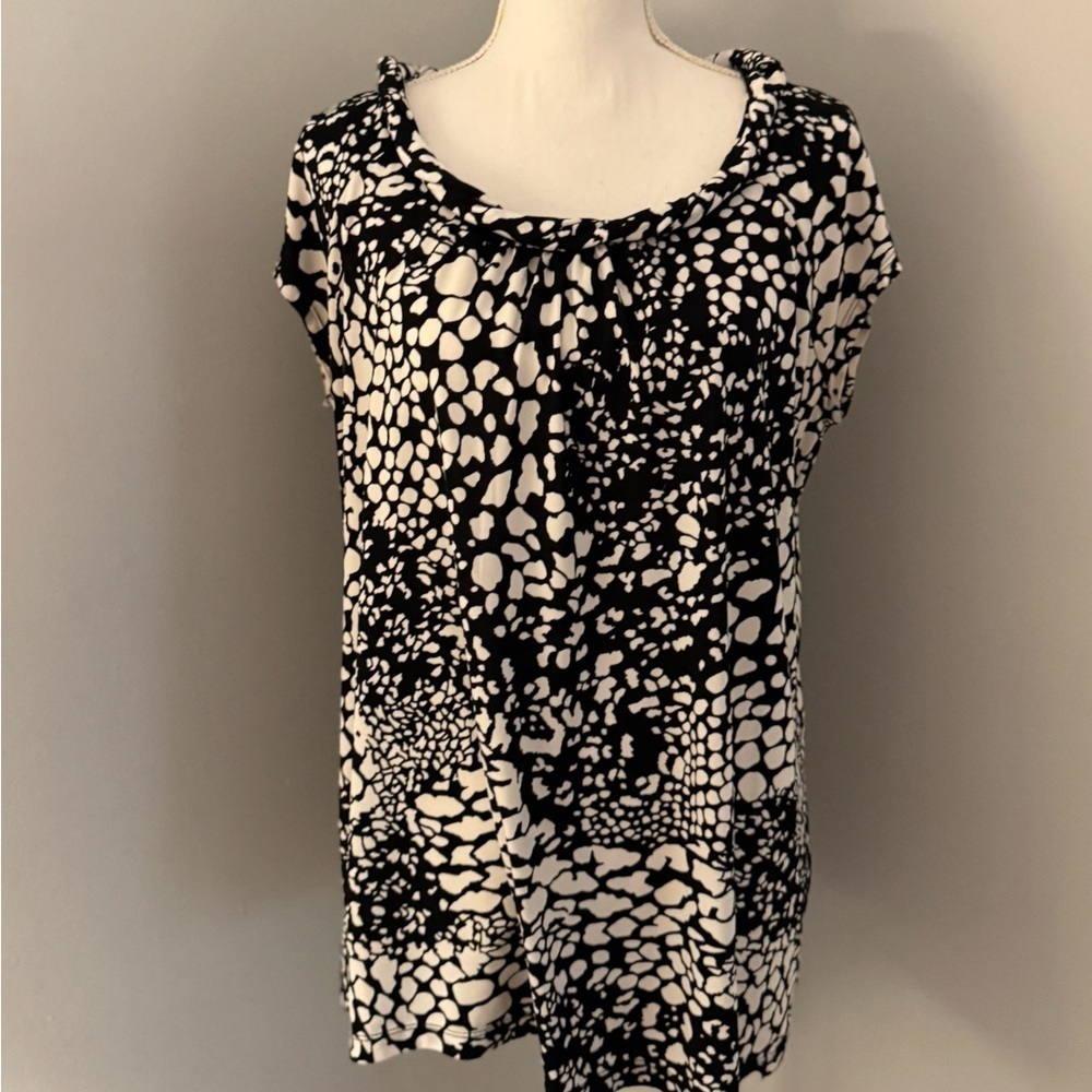AK Anne Klein Blouse Flowing w/stretch. Size 1XL. Black & white